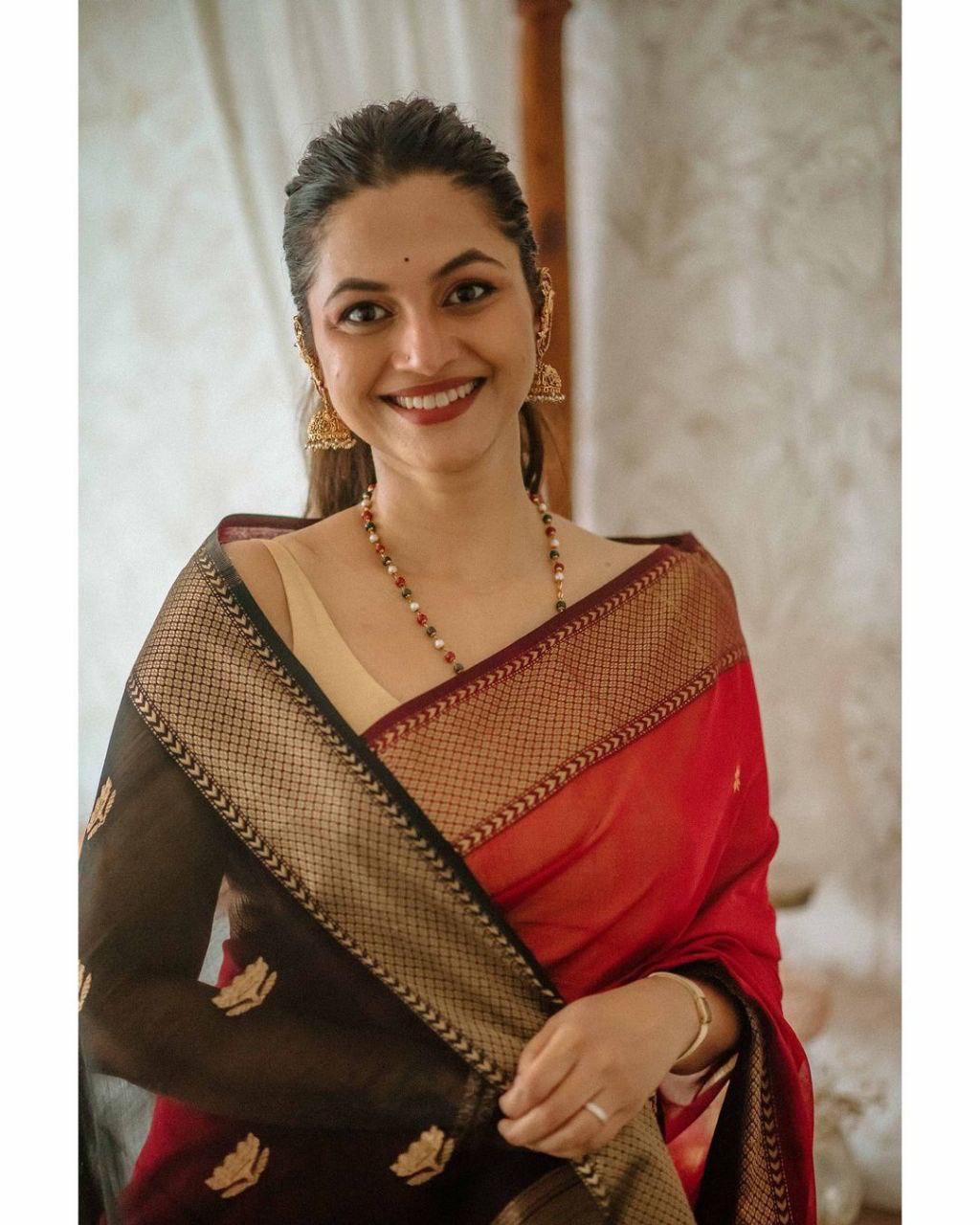 Stunning Red Cotton Silk Saree With Elegant Blouse Piece