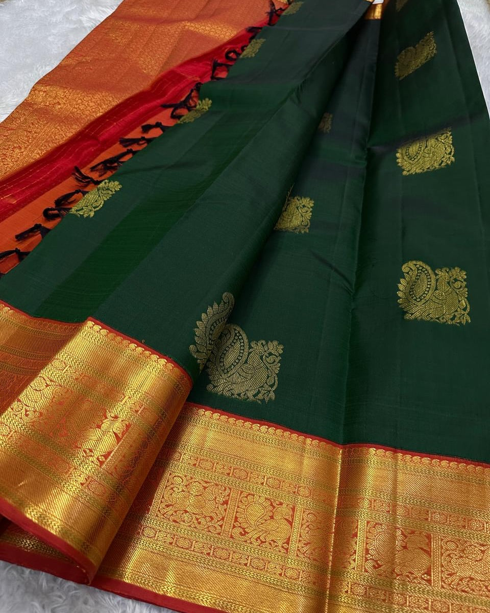 Beautiful Green Soft Silk Saree With Snappy Blouse Piece