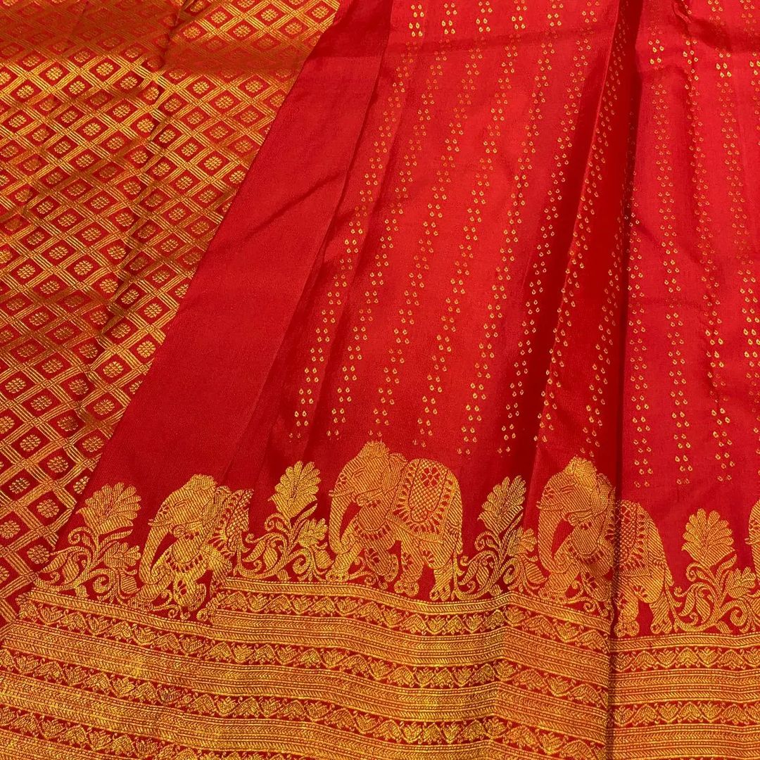 Desultory Red Soft Banarasi Silk Saree With Bewitching Blouse Piece
