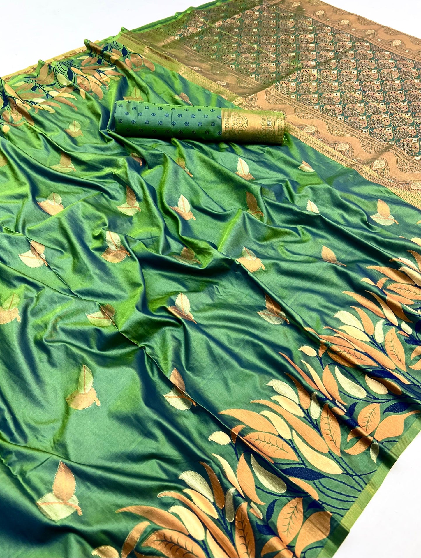 Wonderful Green Soft Banarasi Silk Saree With Imaginative Blouse Piece