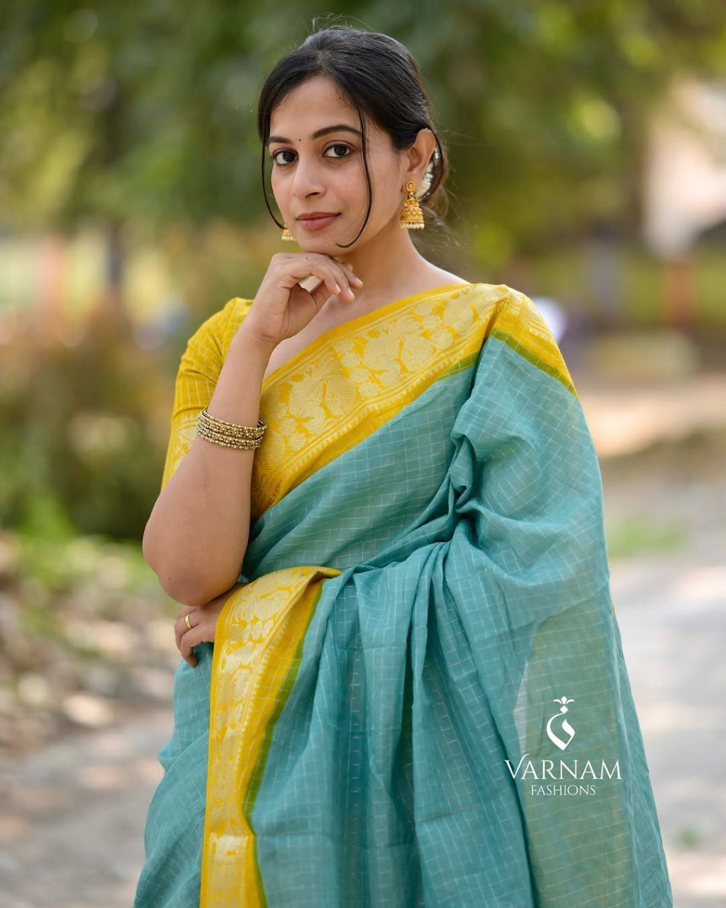 Luxuriant Firozi Soft Silk Saree With Devastating Blouse Piece