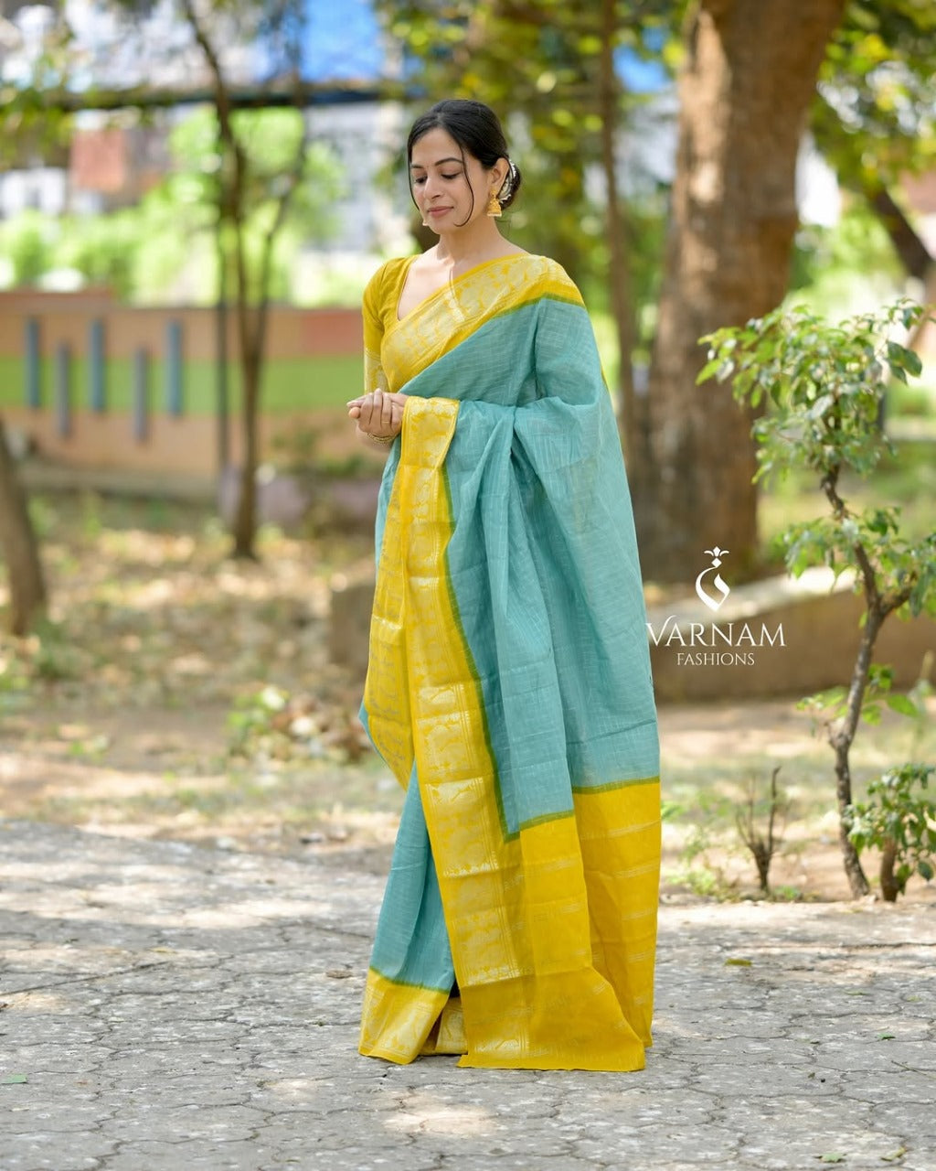 Luxuriant Firozi Soft Silk Saree With Devastating Blouse Piece