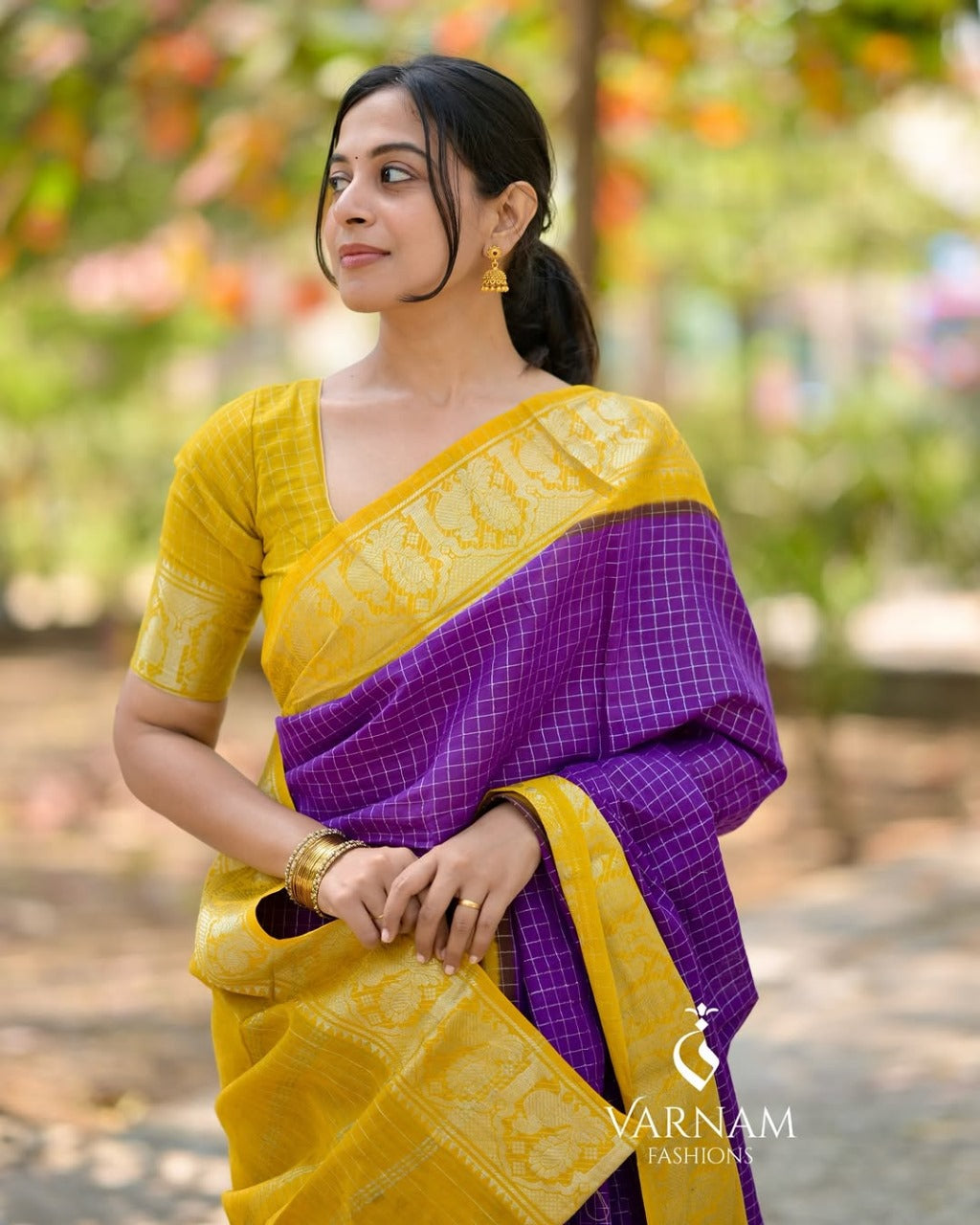 Sonorous Purple Soft Silk Saree With Majestic Blouse Piece