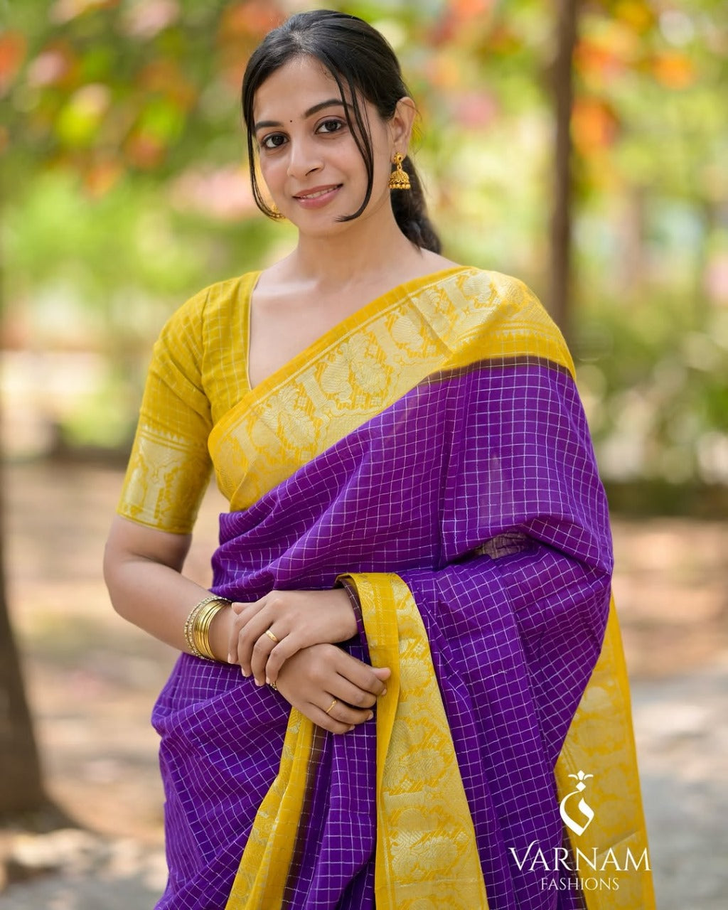 Sonorous Purple Soft Silk Saree With Majestic Blouse Piece