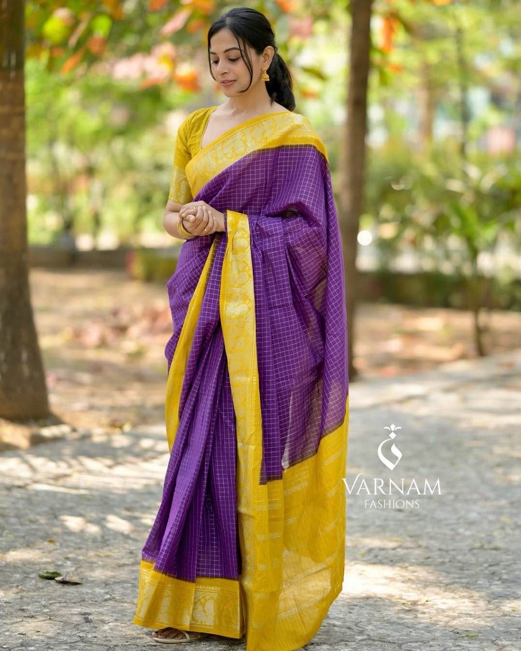 Sonorous Purple Soft Silk Saree With Majestic Blouse Piece