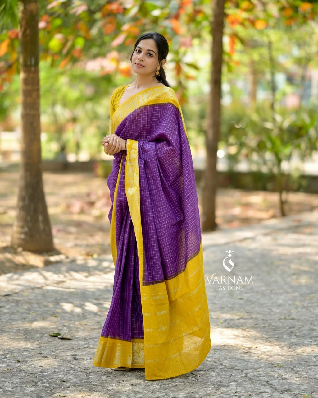 Sonorous Purple Soft Silk Saree With Majestic Blouse Piece