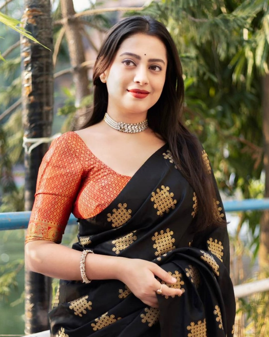 Adorable Black Soft Banarasi Silk Saree With Gratifying Blouse Piece