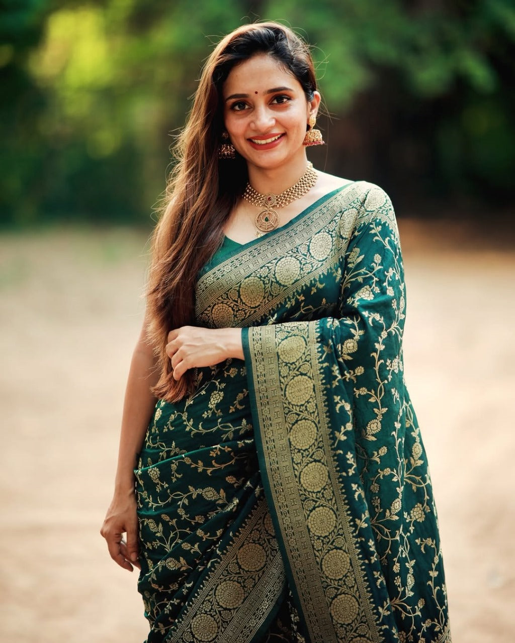 Imbrication Dark Green Soft Silk Saree With Desirable Blouse Piece
