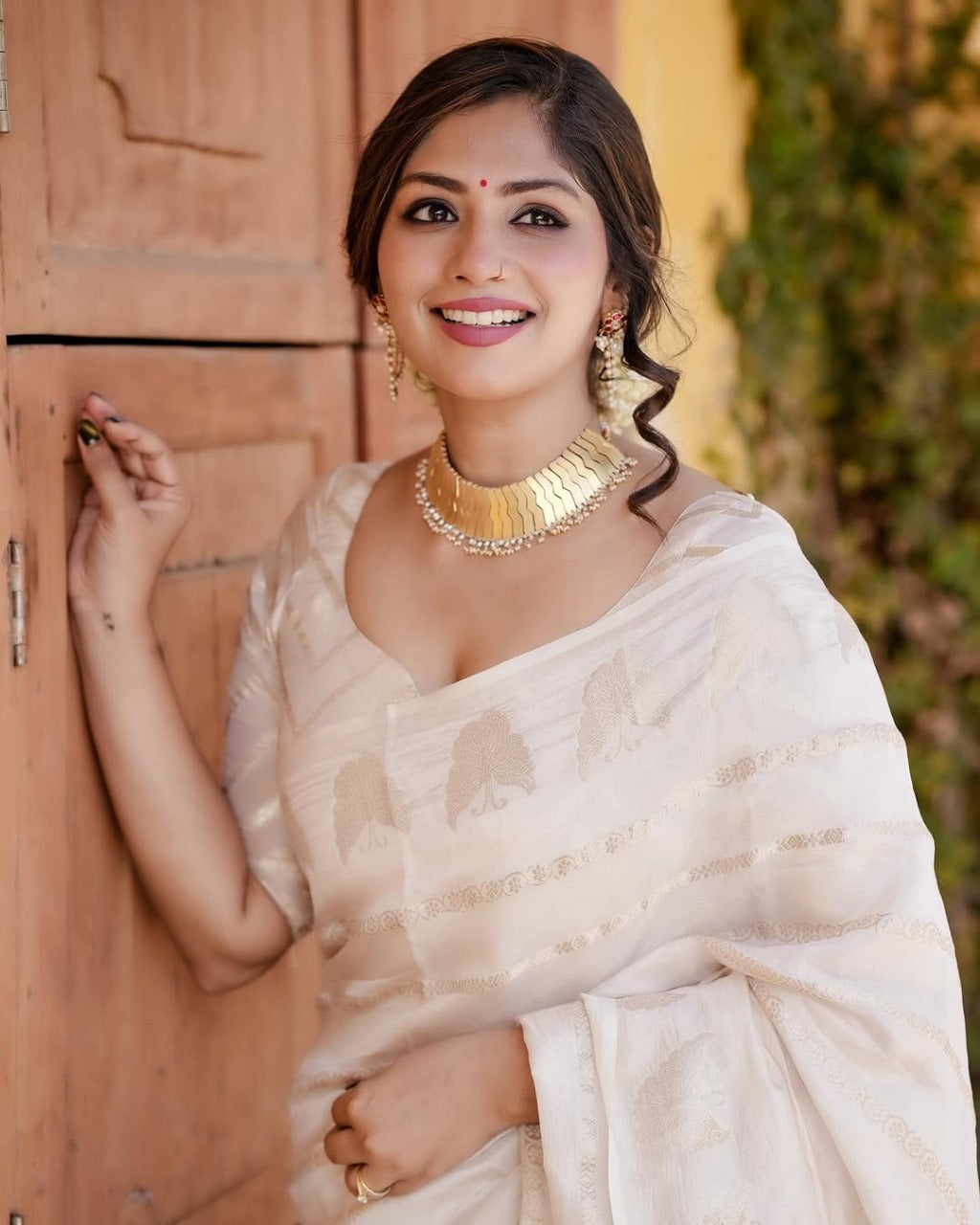 Amazing Off White Soft Banarasi Silk Saree With Marvellous Blouse Pieces