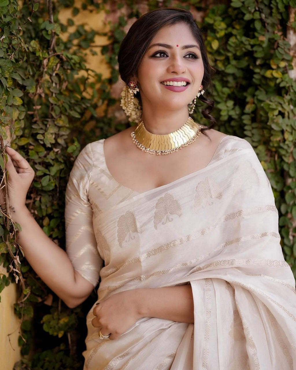 Amazing Off White Soft Banarasi Silk Saree With Marvellous Blouse Pieces