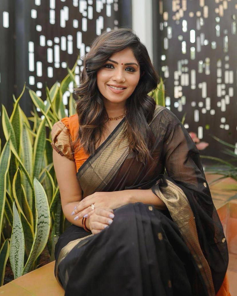 Flamboyant Black Cotton Silk Saree With Staring Blouse Piece