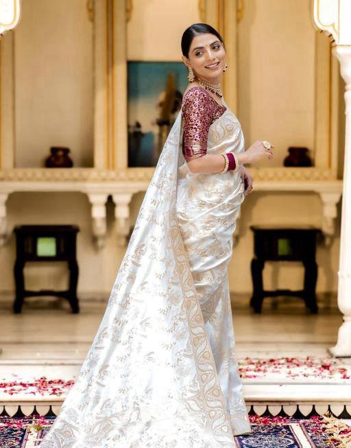 Engrossing Off White Soft Silk Saree With Exquisite Blouse Piece