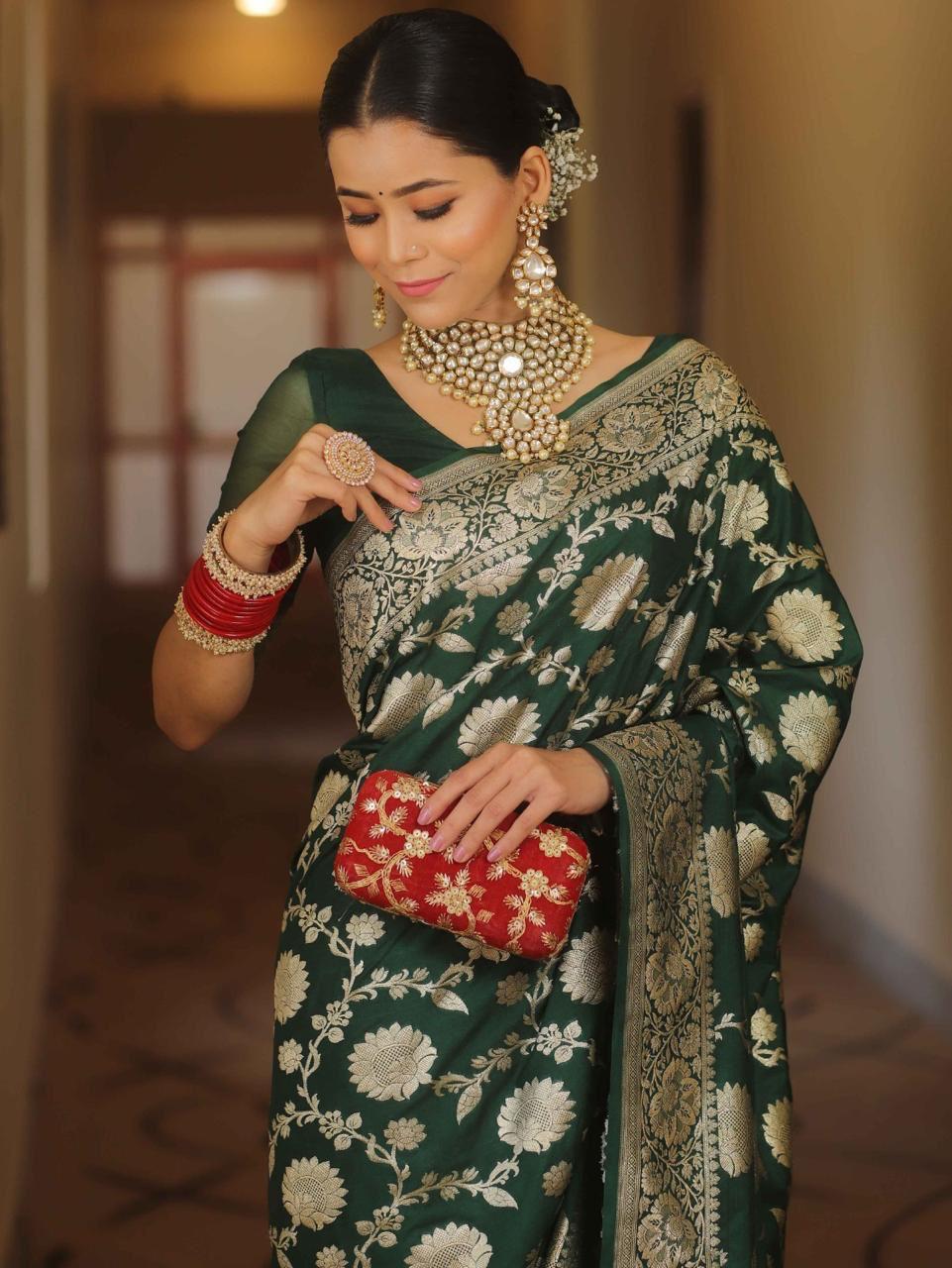 Exemplary Dark Green Soft Silk Saree With Imaginative Blouse Piece