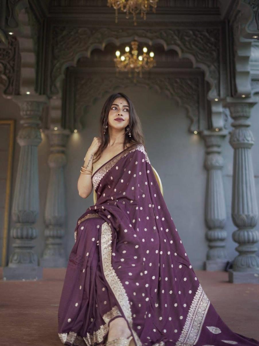 Effulgent Purple Linen Silk Saree With Ravishing Blouse Piece