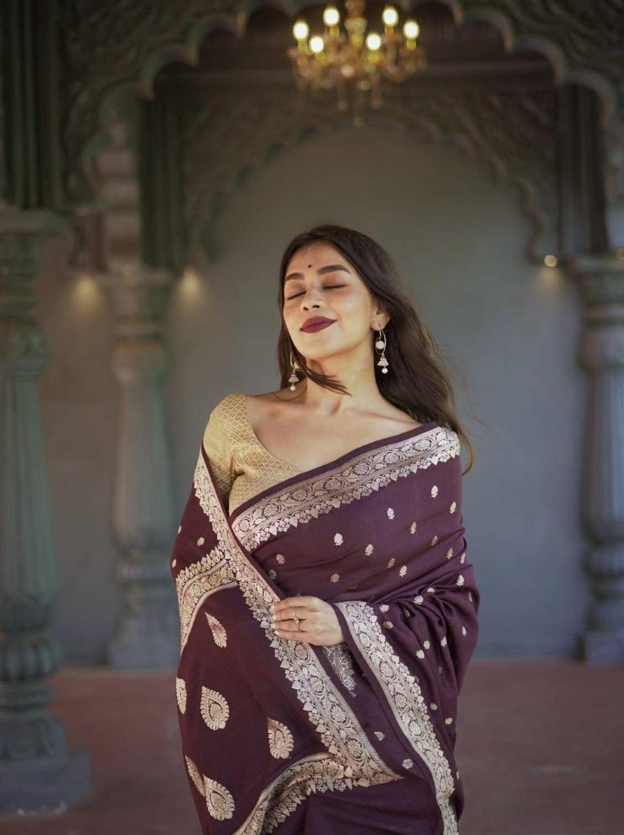 Effulgent Purple Linen Silk Saree With Ravishing Blouse Piece
