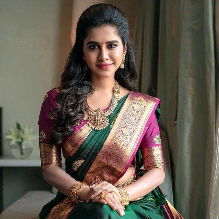Glowing extravagant Green Soft Silk Saree With An insanely Blouse Piece