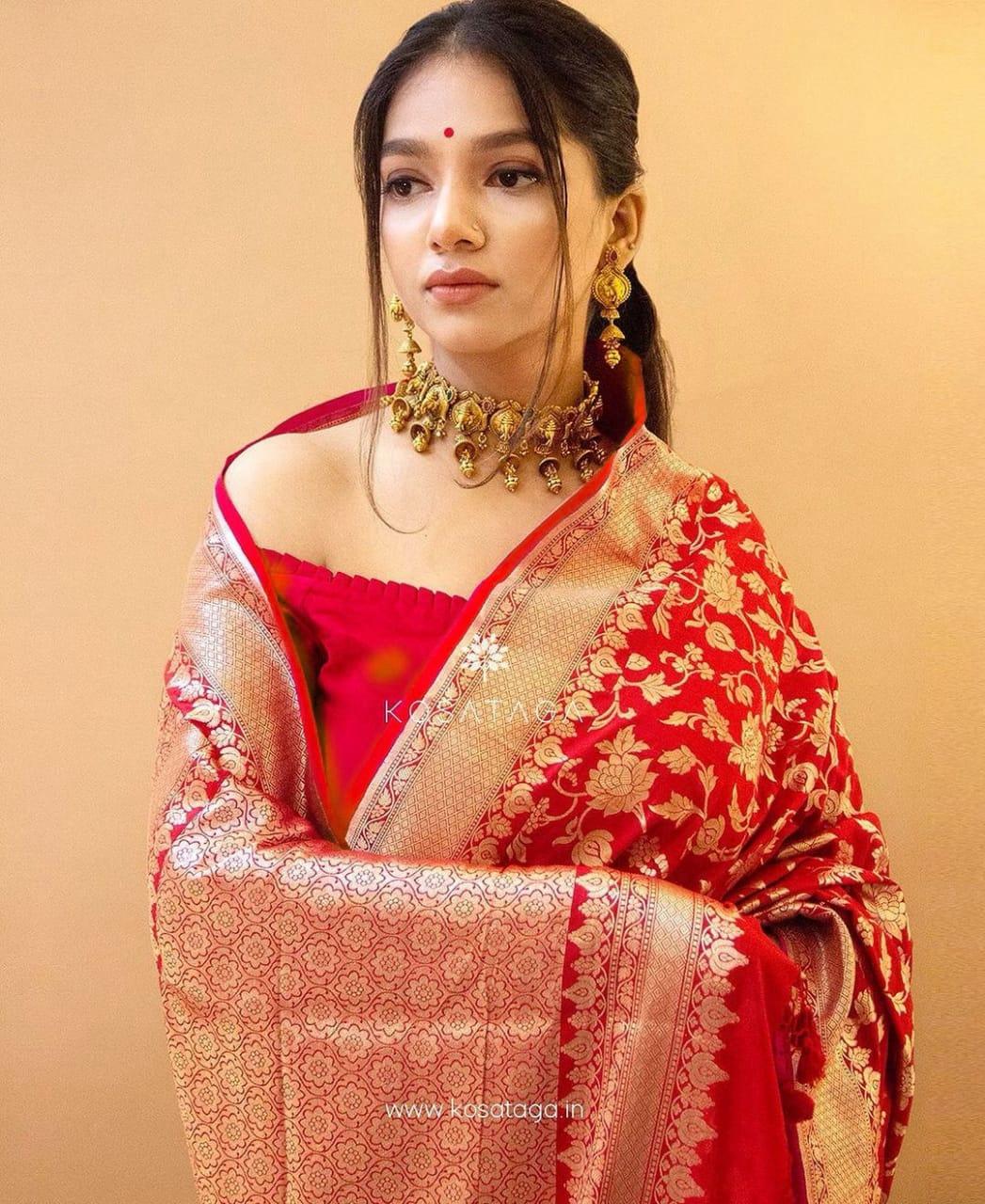 Classy Red Soft Banarasi Silk Saree With Entrancing Blouse Piece