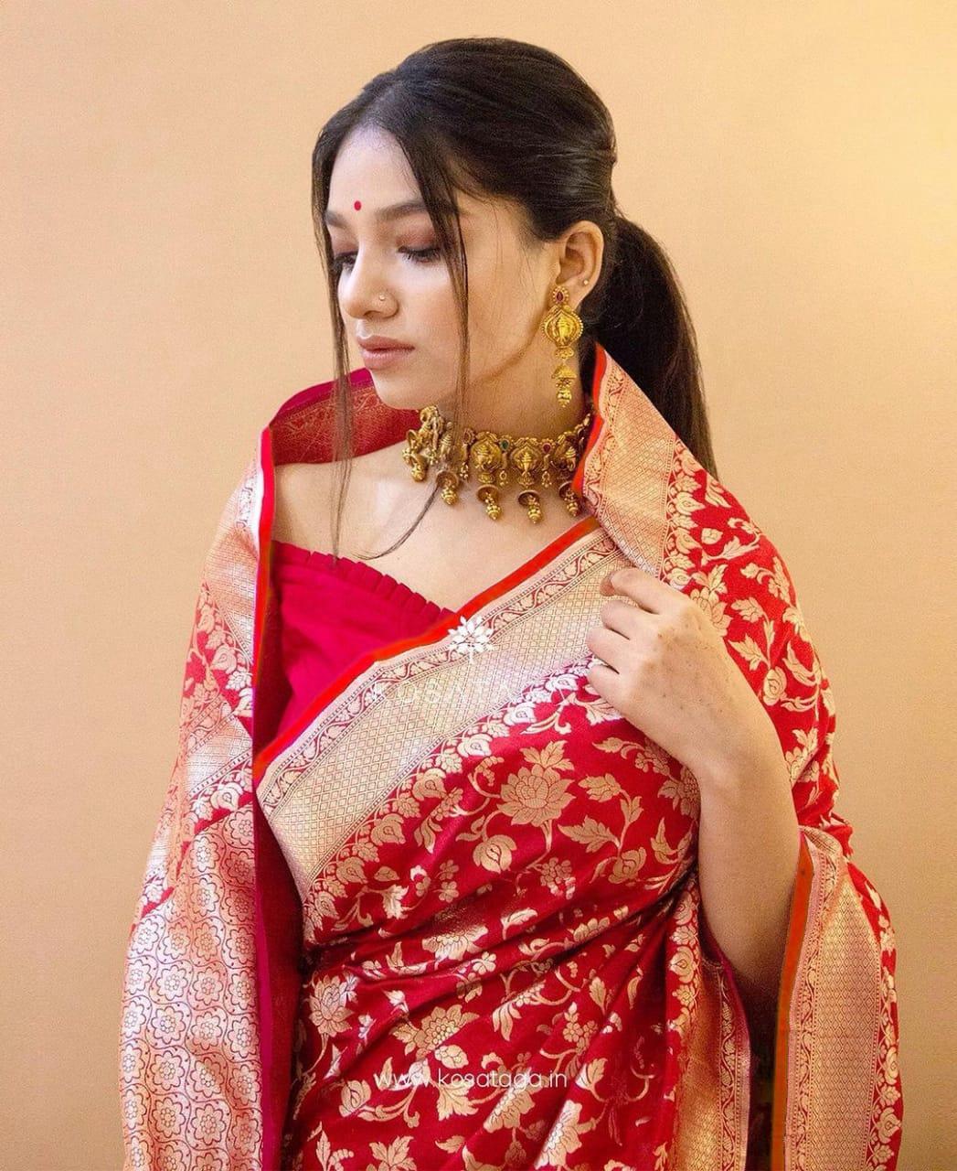 Classy Red Soft Banarasi Silk Saree With Entrancing Blouse Piece