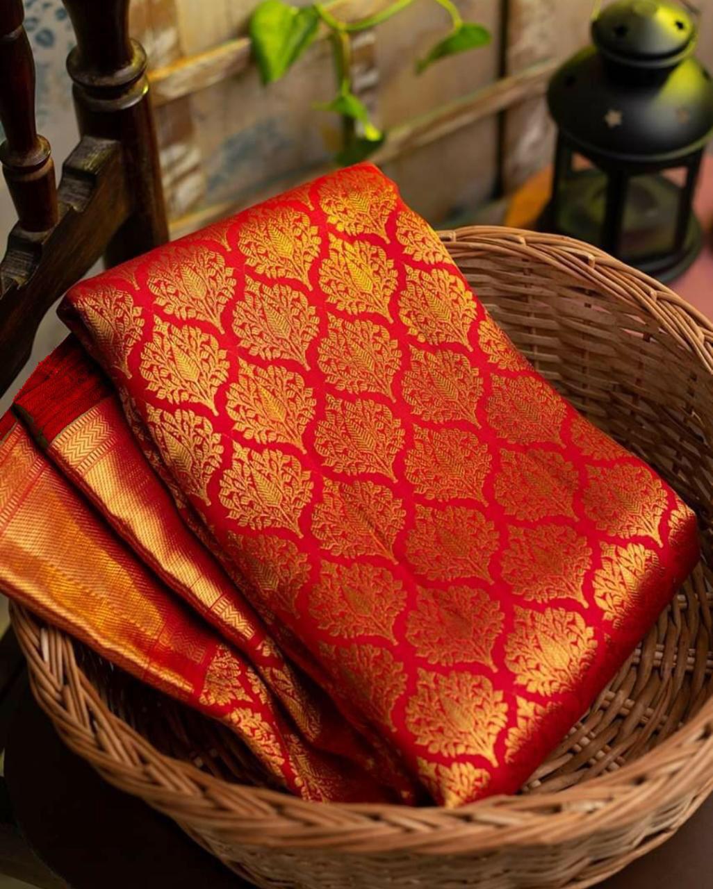 Desultory Red Soft Banarasi Silk Saree With Staggering Blouse Piece