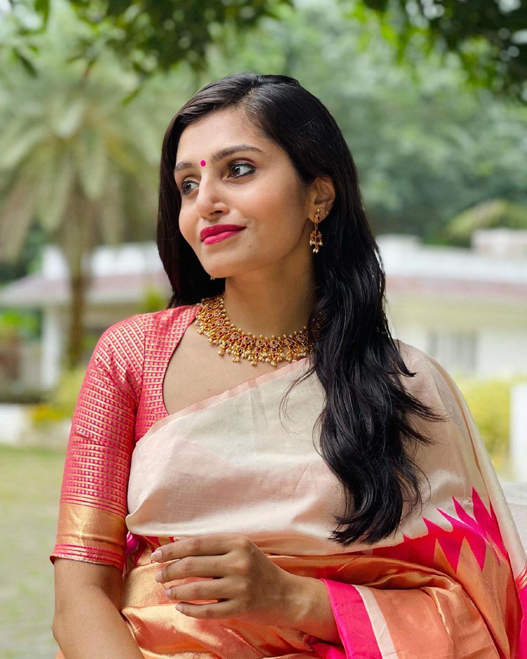 Fantabulous Beige Soft Silk Saree With Snazzy Blouse Piece