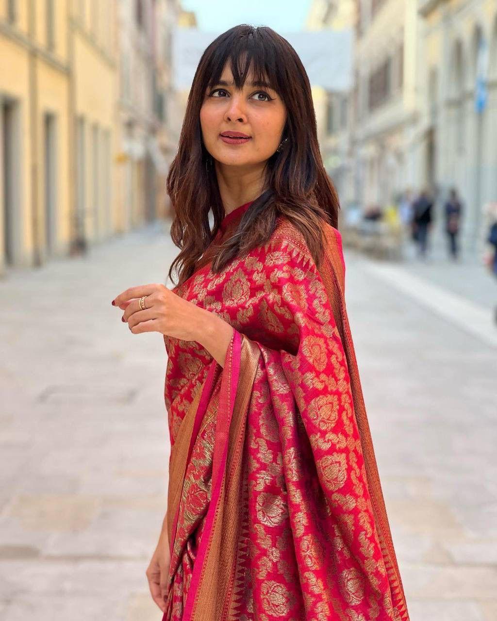 Stylish Red Soft Silk Saree With Unique Pink Blouse Piece