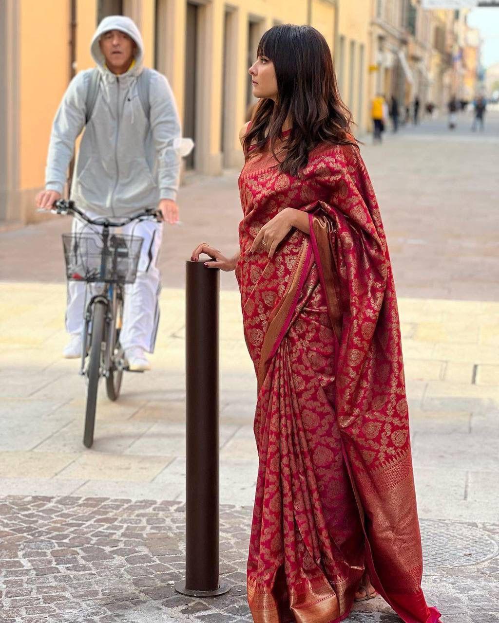 Stylish Red Soft Silk Saree With Unique Pink Blouse Piece
