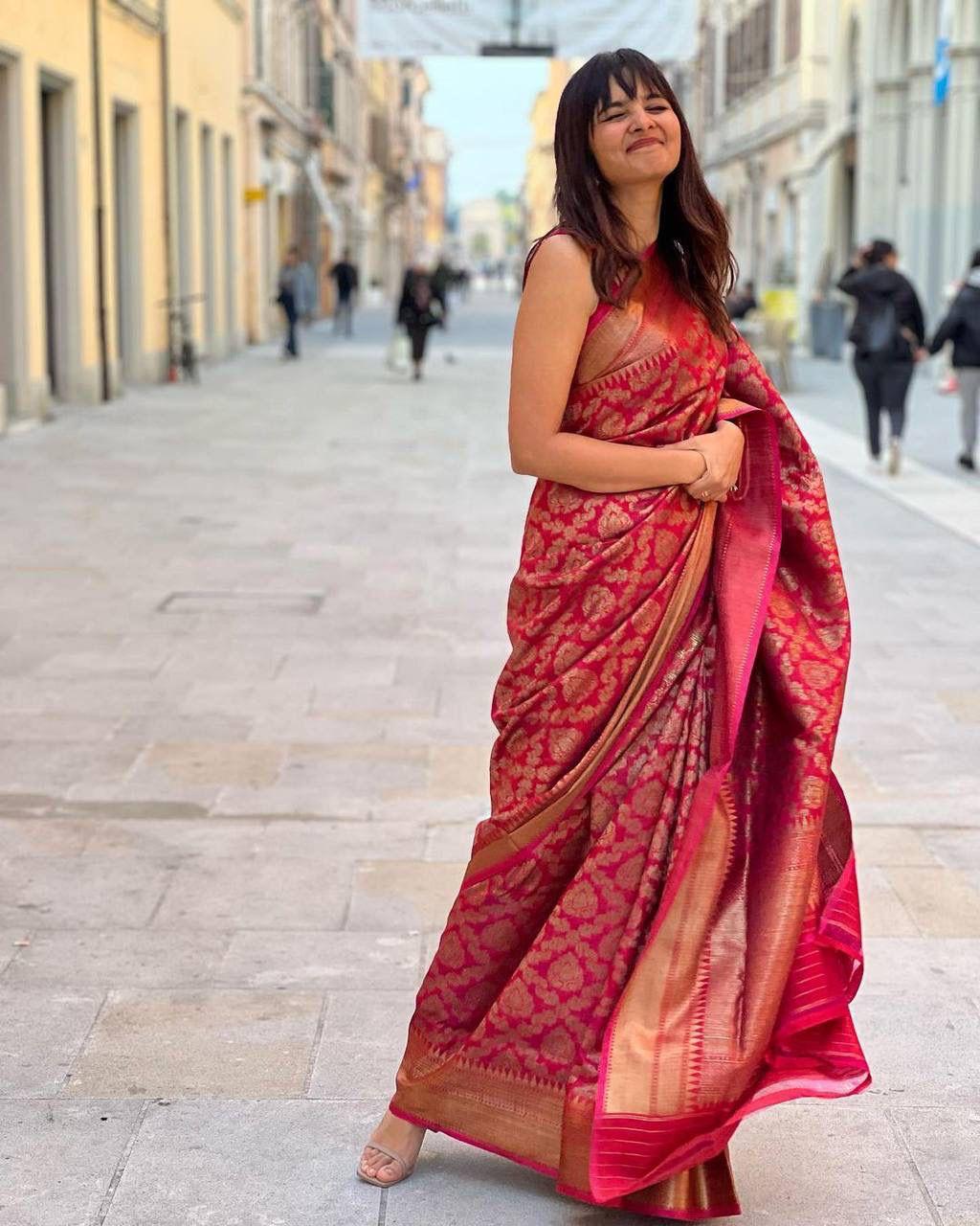 Stylish Red Soft Silk Saree With Unique Pink Blouse Piece