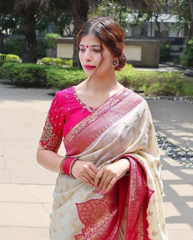 Designer Beige Soft Silk Saree With Divine Blouse Piece 0 Reviews