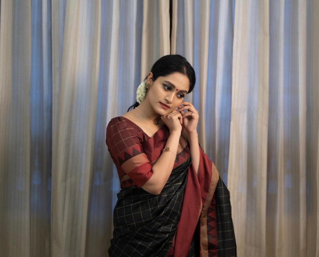 Chatoyant Black Soft Silk Saree With Entrancing Blouse Piece