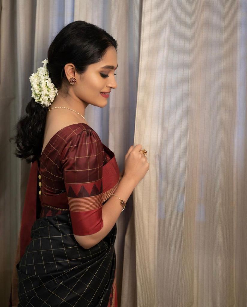 Chatoyant Black Soft Silk Saree With Entrancing Blouse Piece