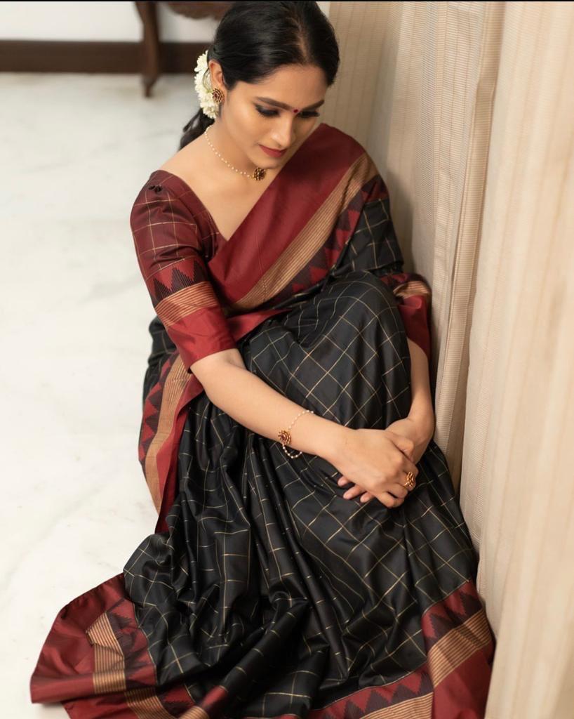 Chatoyant Black Soft Silk Saree With Entrancing Blouse Piece