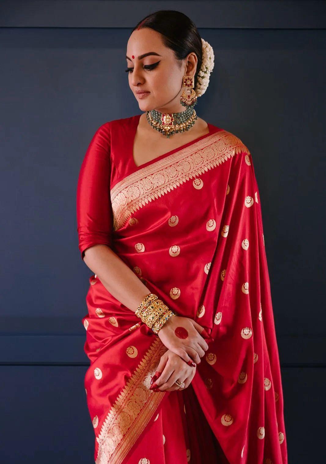 Staring Red Soft Silk Saree With Delightful Blouse Piece