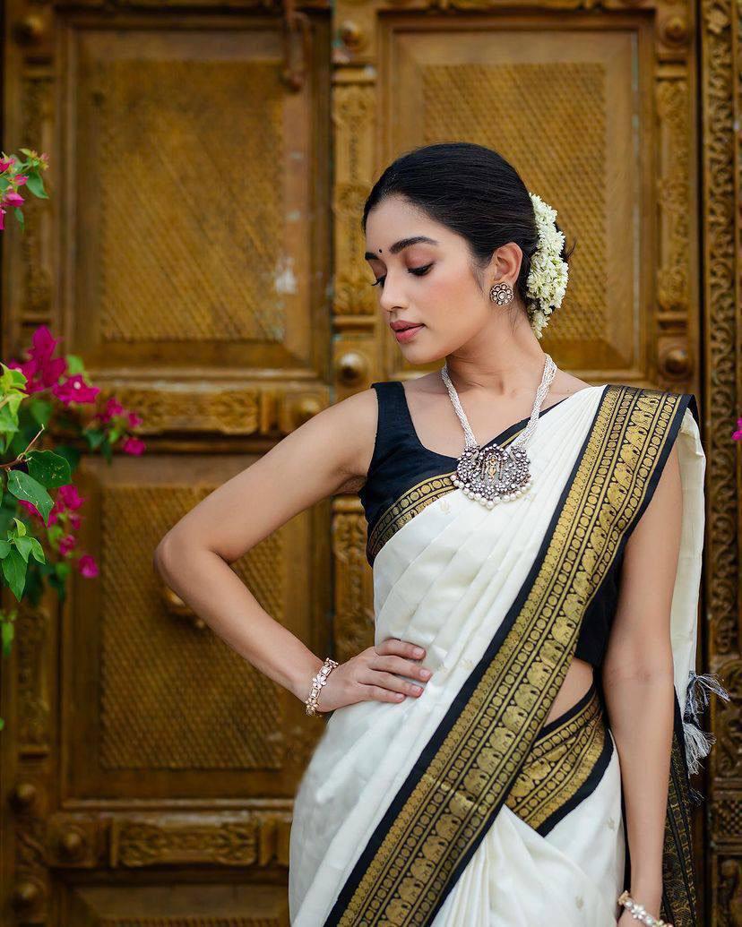 Evocative White Soft Banarasi Silk Saree With Admirable Blouse Piece