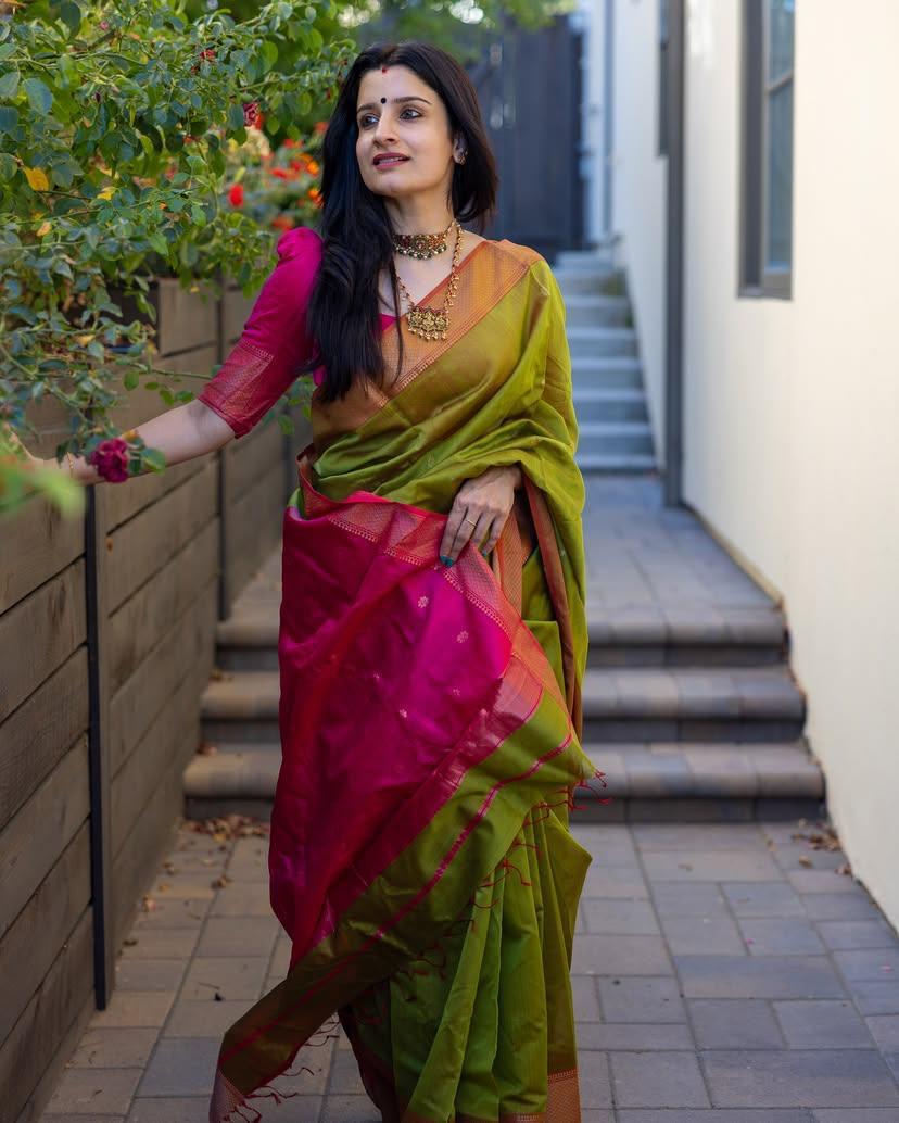 Quintessential Green Soft Banarasi Silk Saree With Lissome Blouse Piece