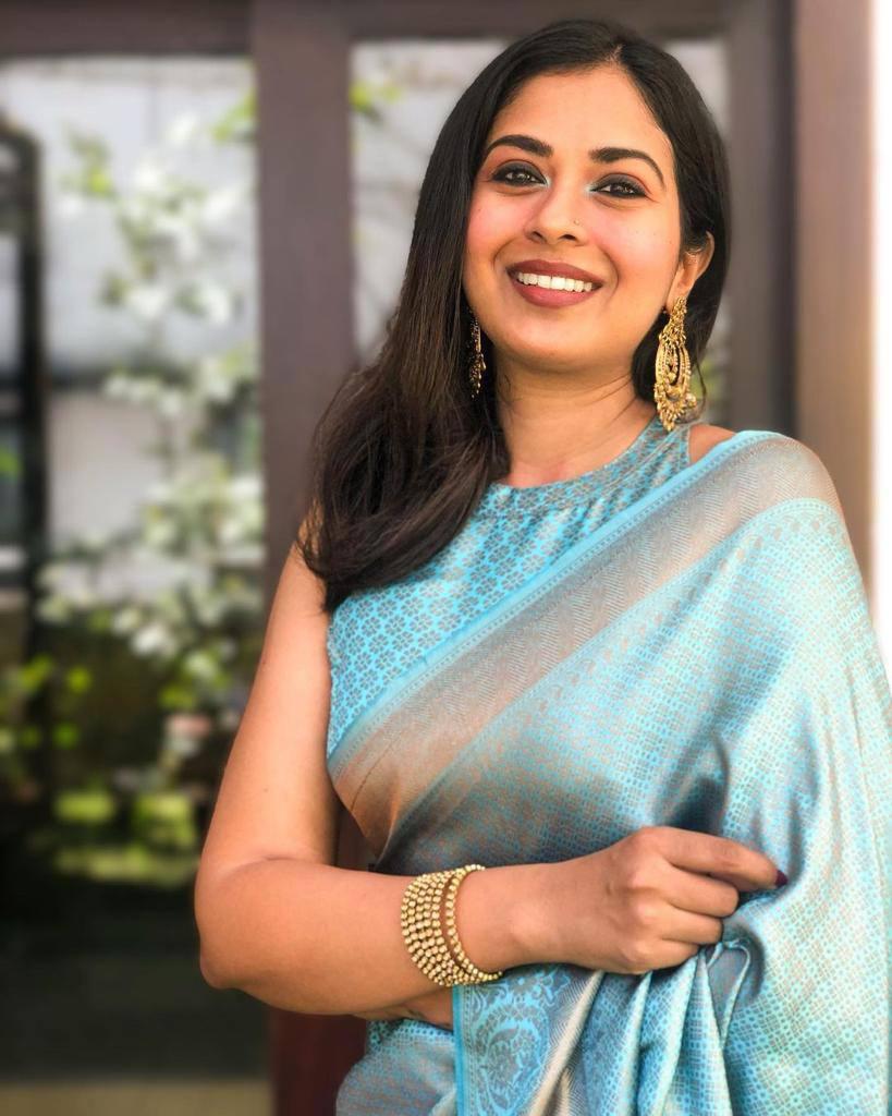 Divine Firozi Soft Banarasi Silk Saree With Bewitching Blouse Piece