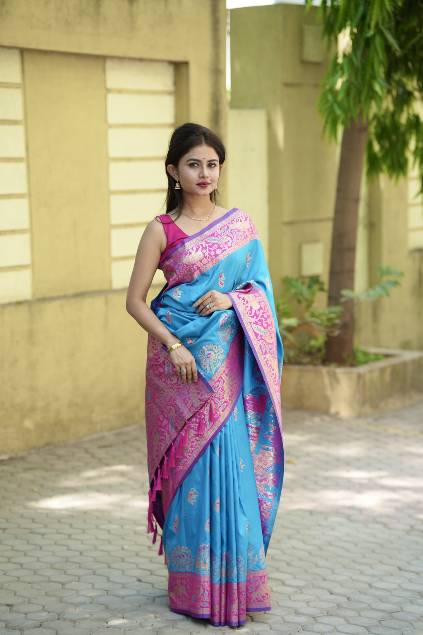 Sempiternal Firozi Soft Silk Saree With Lassitude Blouse Piece