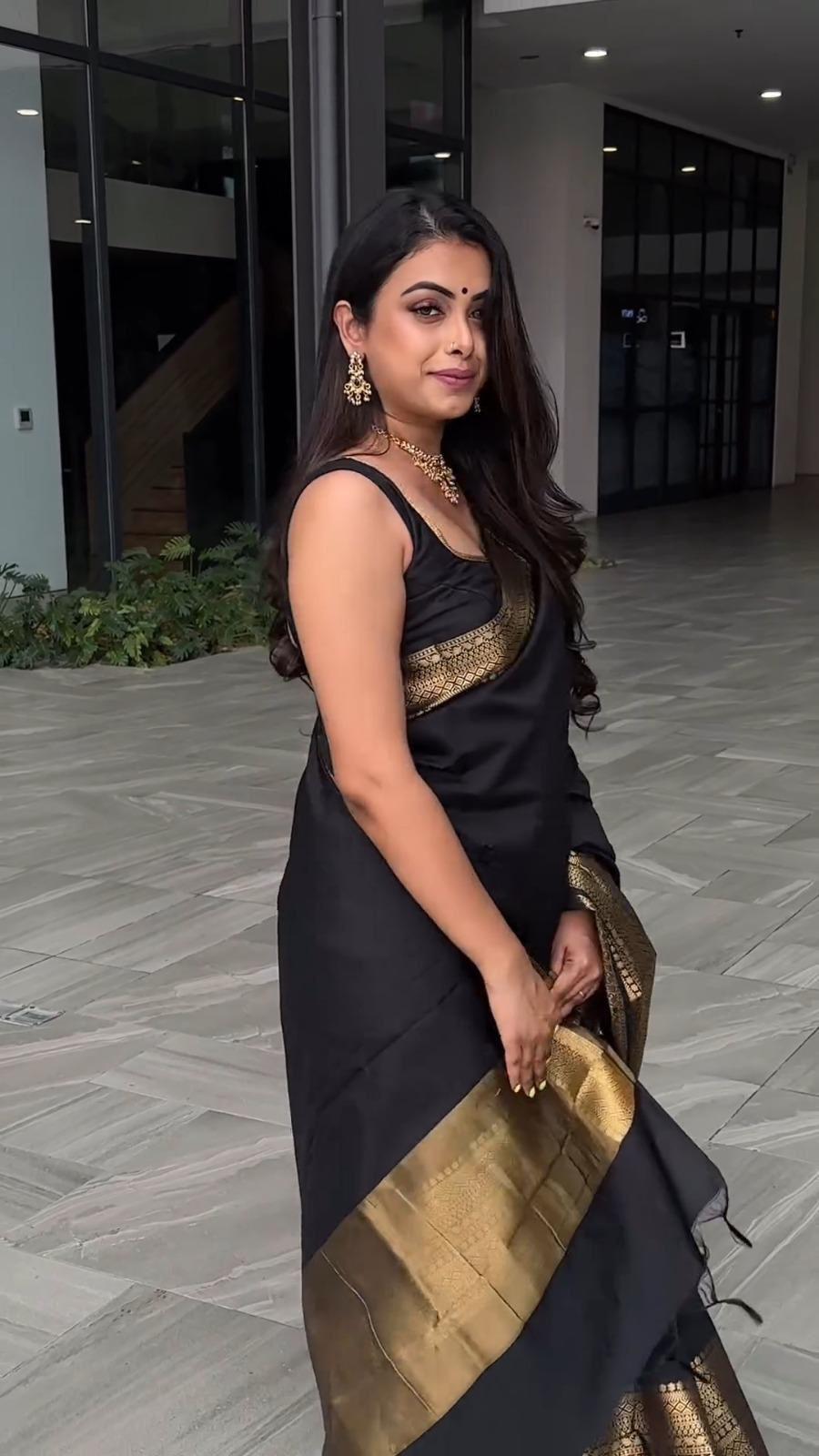 Imbrication Black Soft Silk Saree With Exuberant Blouse Piece