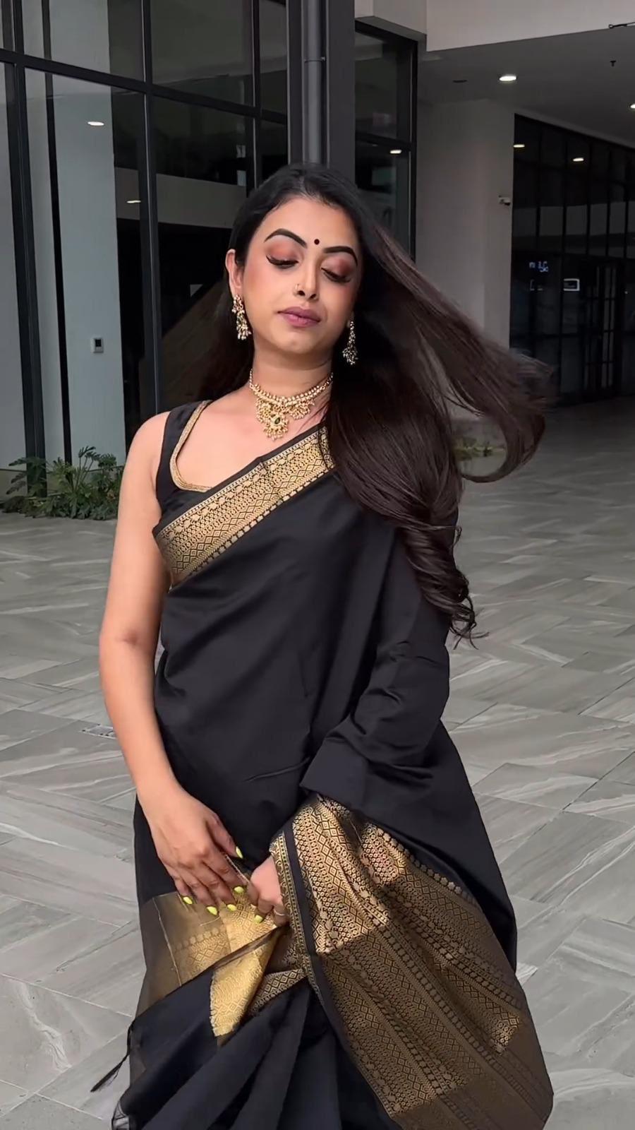 Imbrication Black Soft Silk Saree With Exuberant Blouse Piece