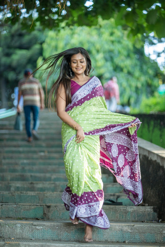 Desirable Green Dola Silk Saree With Prettiest Blouse Piece