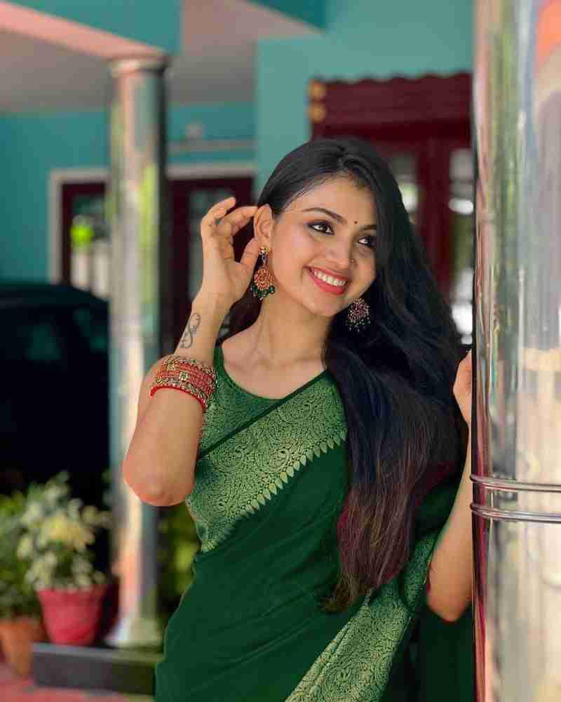 Attractive Green Soft Silk Saree With Flameboyant Blouse Piece