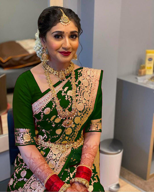 Inspiring Green Soft Silk Saree With Entrancing Blouse Piece