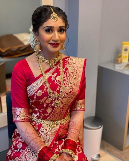 Inspiring Red Soft Silk Saree With Entrancing Blouse Piece