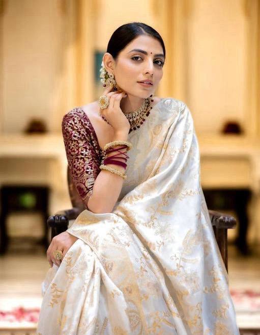 Engrossing Off White Soft Silk Saree With Exquisite Blouse Piece