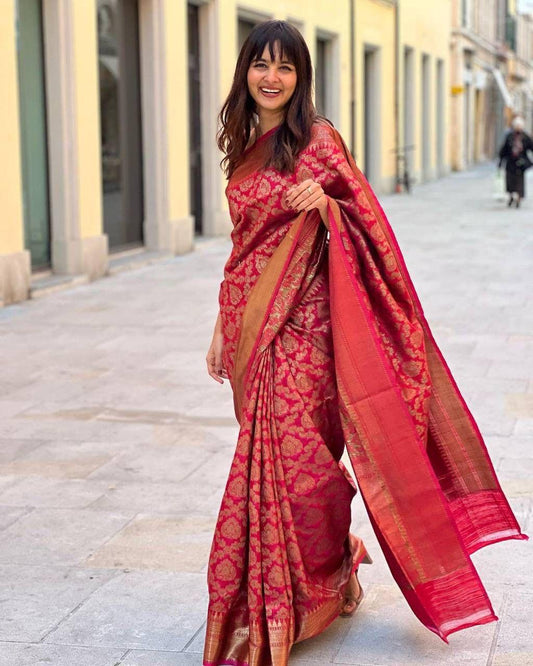 Stylish Red Soft Silk Saree With Unique Pink Blouse Piece