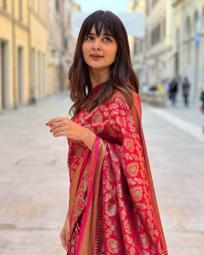 Stylish Red Soft Silk Saree With Unique Pink Blouse Piece