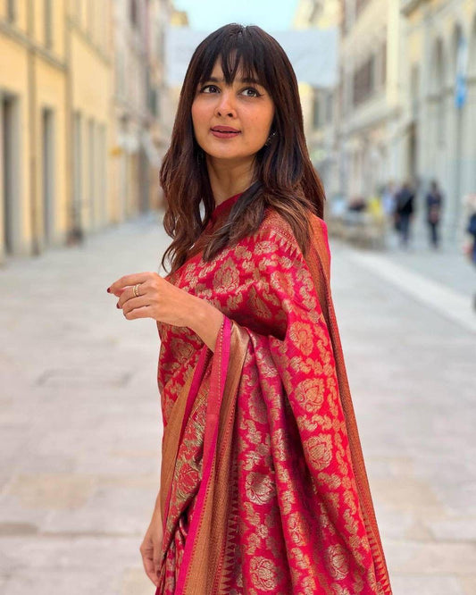 Stylish Red Soft Silk Saree With Unique Pink Blouse Piece
