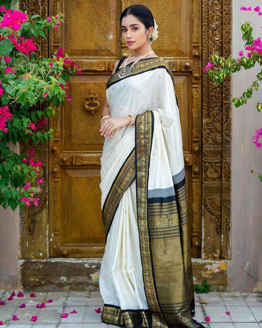 Evocative White Soft Banarasi Silk Saree With Admirable Blouse Piece
