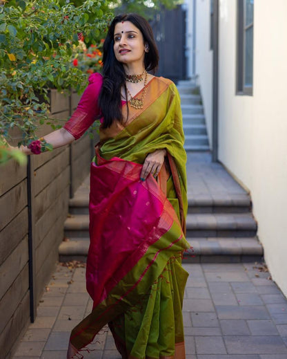 Quintessential Green Soft Banarasi Silk Saree With Lissome Blouse Piece
