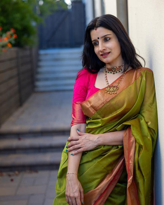 Quintessential Green Soft Banarasi Silk Saree With Lissome Blouse Piece